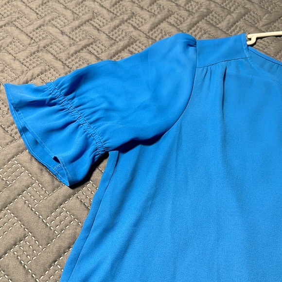 Loft Ladies Blue Dress Shirt, EUC, Size Medium - Picture 4 of 9